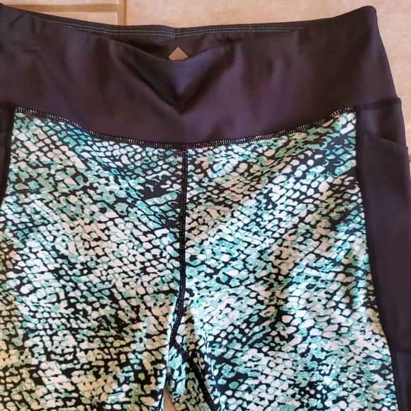 XL Lularoe Fearless Capris - Picture 2 of 5